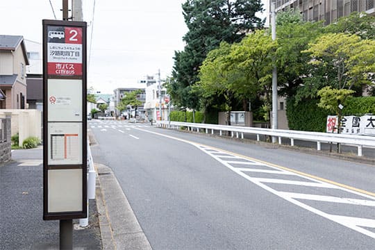 バス停から徒歩1分、専用駐車場ありどなたでも通いやすいクリニック